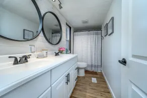 Clean and Bright Home with River Access, Kayaks and Bikes. Close to Mt Bachelor. - Image 3