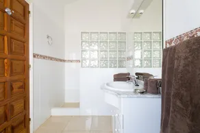 LUXUS SONNIGE VILLA MIT ATEMBERAUBENDEM BLICK, KOSTENLOSEM WIFI UND HEIZBAREM PRIVATEN POOL - Image 2