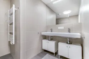 Fantastic Donaustadt 2BR w/ Elevator & Pool, nr Metro, by Blueground - Image 5