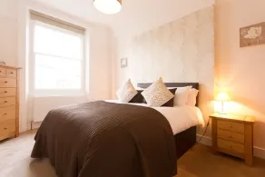 Chic and central 1st floor apartment close to beach and cafes - Image 3