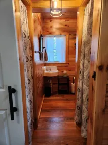 Fly Away Cabin: Relax and enjoy the creek views and sounds. - Image 3