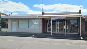 Spacious 3 Bedroom home near Sporting Facilities, Lake, Shops & Grammar - Image 4