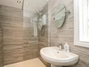 LAKE VICTORIA COTTAGE, pet friendly in Dartmouth - Image 4