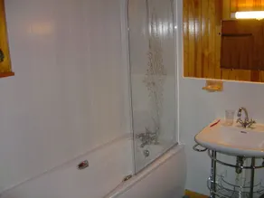 Stor familievenlig hytte med panoramaudsigt over bjergene - Image 2