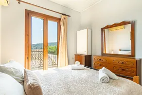 Holiday Home 'Victoria's House' with Sea View, Wi-Fi and Air Conditioning - Image 5