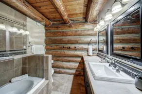 Log Home Retreat, salon extérieur avec grill, table de billard, à 3 km de Ski & Main St. - Image 2