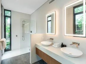 8 Beachfront Mirage - 6 Bedroom Luxury Home in Exclusive Position - Image 4