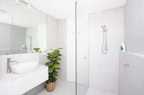 Fab Beachfront 2 Brm Apt in the Heart of Surfers - Image 2