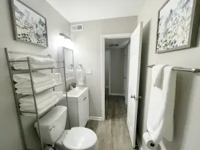 Rad Retreat - Pet Friendly - King Bed - Long Term Stays - Image 2
