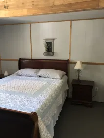 Lakeside house with room to roam - Image 4