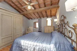 Casa Camomilla E: Et karakteristisk og indbydende to-etagers uafhængigt hus omgivet af enge og grønne bakker. - Image 4