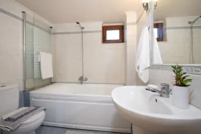 Spacious villa with jacuzzi in Sfakaki - Image 2