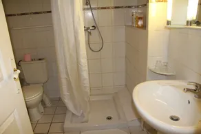 independent access to the ground floor, equipped for 2 people - Image 3