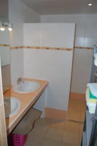 Villa Daisy large house with private garden and access to large garden with pool - Image 3