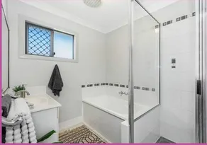 Beautiful, spacious 4 Bedroom 2 Bathroom House in - Image 3