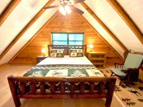 ★Cozy Log Cabin★ Secluded, modern amenities, mins to dwtwn Blueridge. Pets OK! - Image 4