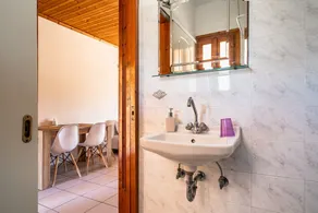 Appartement 'Marketos Maisonette 4pax' avec vue sur les montagnes, Wi-Fi et climatisation. - Image 2