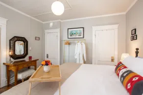 Near Belmont & VUMC · 1BR Sleeps 4 · 1920s Condo - Image 3