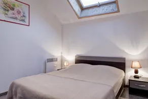 Overfladeareal: ca. 29 m² 5. sal. Orientering: Syd. Stue med sofa, tv - Image 3