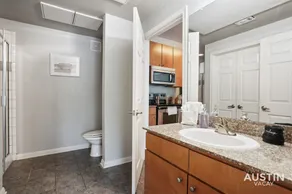 Charming and Spacious Apt in Austin with a Pool - Image 3