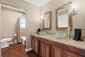 Lakefront property with 7 bedrooms - Image 3