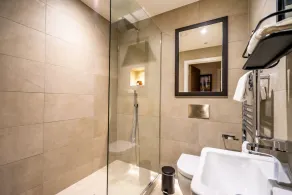 Stunning 3 bedroom luxury - Image 2