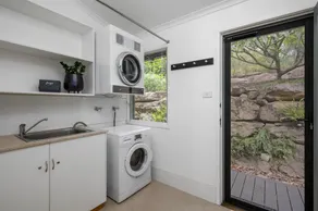 Uralla House - Urban Bush Retreat, centrally located with 2 Master Bedrooms - Image 5