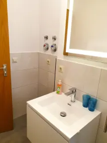 Modern 2 room apartment with balcony and lake and mountain view as well as internet / WiFi - Image 4