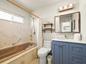 Bay Park Garden Paradise - central Location, AC, Washer Dryer & Private yard! - Image 4