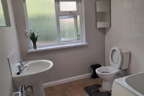 2 Bed Home - Parking Wifi Smart Tv - Image 3