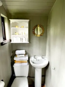 Romantic Vintage Carriage in 2 acres!❤️Idyllic location, 5 min walk beach & pub! - Image 2