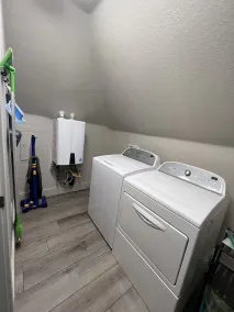 S Broadway 2 bed getaway w Parking - 98 walk score - Image 2