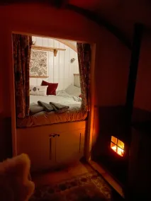 Centrally heated  5 star cosy traditionally built Shepherds Hut w/ en suite WC. - Image 5