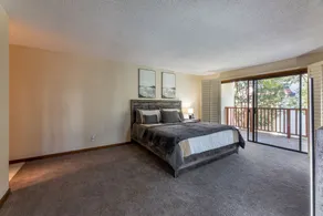 Luxury Condo in Prime Location! Close to Shopping and Beaches. - Image 5