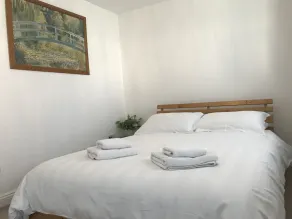 Centre of Town, 3 bedrooms, sleeps 6, own parking and patio close to The Oracle - Image 5