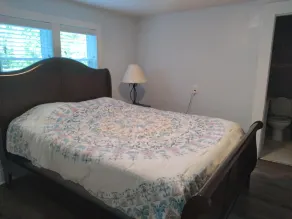 House sleeps 6. Just 5 minutes Patoka Lake boat ramp. Anglers Welcome! - Image 5