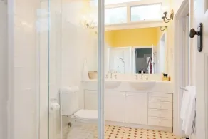 Elegant Goldfields Retreat - Spa Bath & Privacy - Image 3