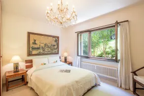 Queen Lake View Apartment with Terrace - Happy Rentals - Image 5