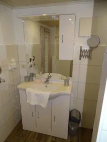 Ferienwohnung Nr. 1 für  1-4 Personen, ca. 50 qm, 2 Schlafzimmer, Wohnraum mit Kochnische, Balkon, Zustellbett auf Anfrage - Image 4