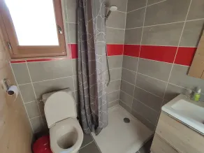 Pequeño chalet de madera a estrenar en 2 niveles con terraza - Image 2