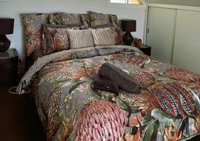 ATELIER Spa Fireplace Queen Bed Wifi Netflix Off Street Parking in Quiet Area - Image 4