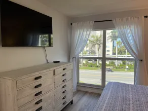 Updated Condo steps to beach access & Gulf view off Lanai, walk to St. Armands - Image 2
