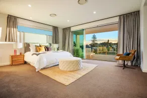 Stunning Waterfront home on the Gold Coast*Heated Pool* \nPet Friendly. - Image 5