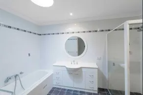 Well appointed luxury 3 bedroom townhouse. 50m to golf course, 450m to the beach - Image 2