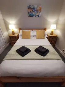 Waterside River Retreat - sleeps 6 guests in 3 bedrooms - Image 3