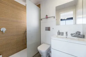 Exclusive Modern Villa with Lake Views, Wi-Fi & Air Conditioning - Image 3