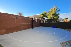 Swimming pool, hot tub, basketball court, putting green, family friendly - Image 2