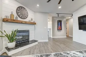 Spotless and Simple Trendy Condo Chatham/Springfield - Image 2