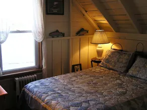 Victorian Lakefront Cottage With Spectacular Sunrise View Of Water - Image 5