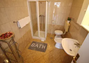 Appartement familial pour 4 à 8 personnes avec piscine d'eau salée et parking - Image 2
